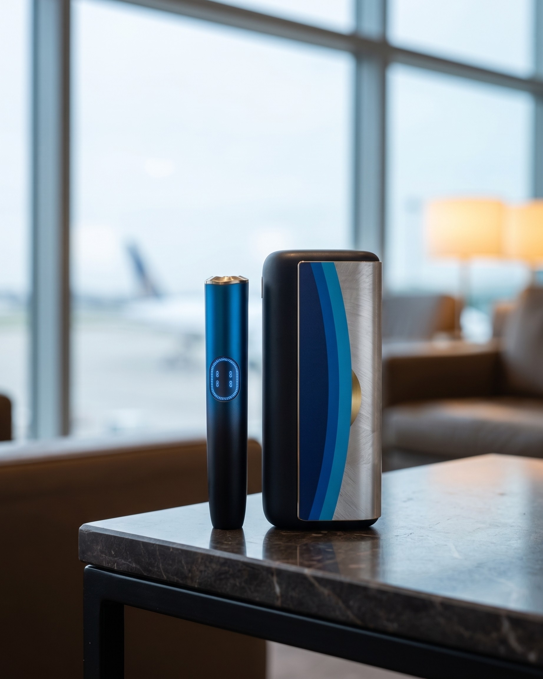 I Prime Skylens Edition — havalimanı loungeʼunda, pencere kenarındaki taş sehpada